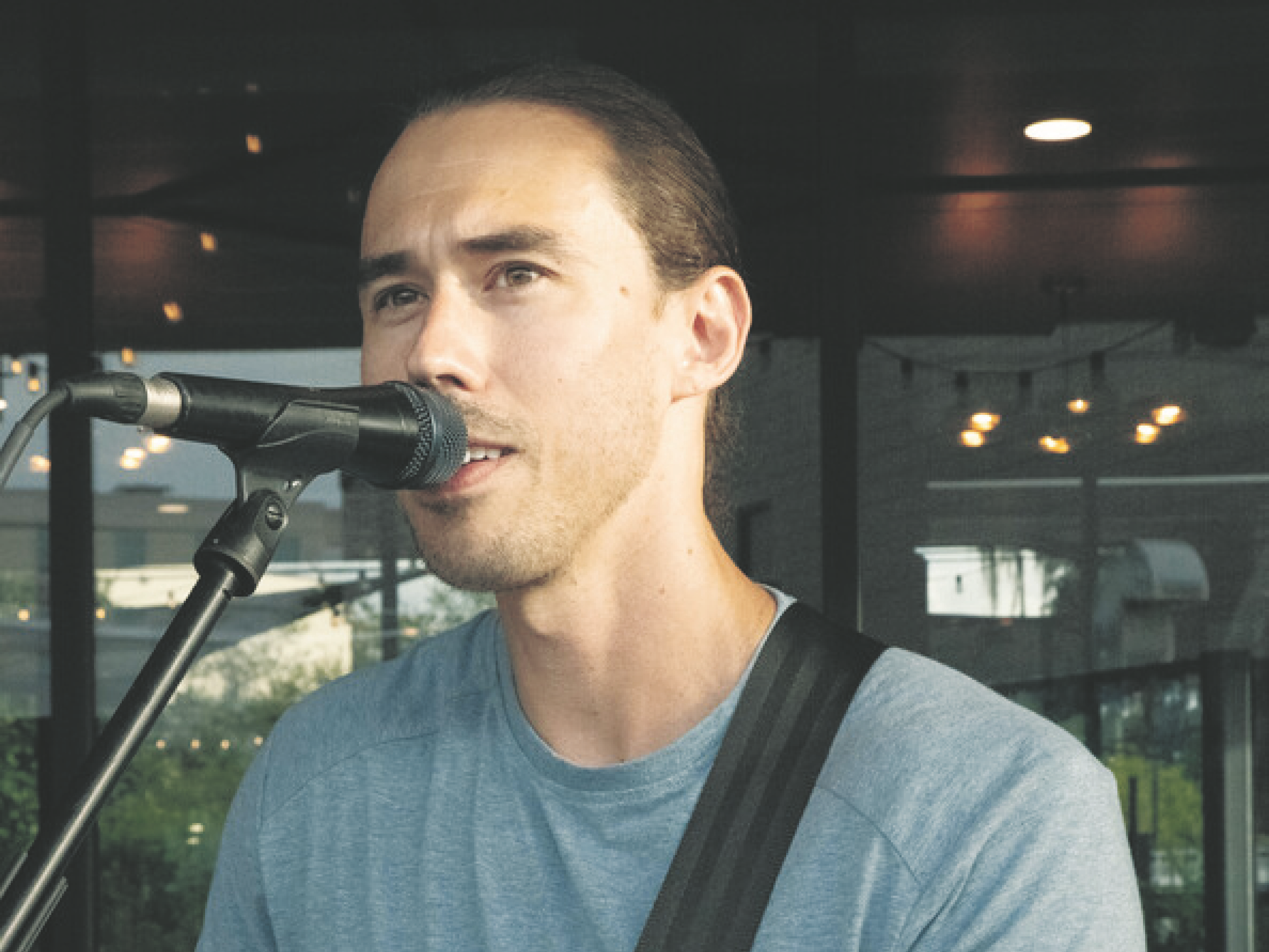 Live Under The Palms : Bar & Grill